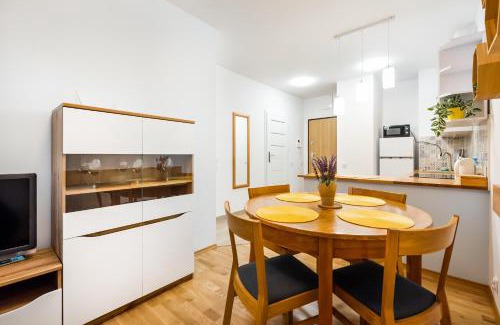 Bemowo Apartment | Metro Bemowo Colourful Apartment by BookingHost