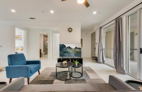Downtown Dallas Apartment | Metro View 2BR I Parking I King Bed I Workspace