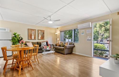 Metung Apartment | Metung Akora 2Bdrm Apartment 1 - Pets & Boats welcome! Close to Town, Free Wifi & Netflix