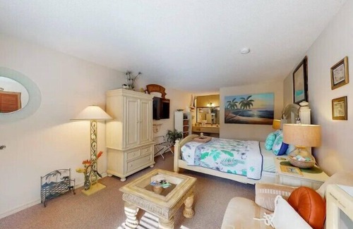 Eureka Springs Historic District Hotel | Miami Suite 102 at Tradewinds