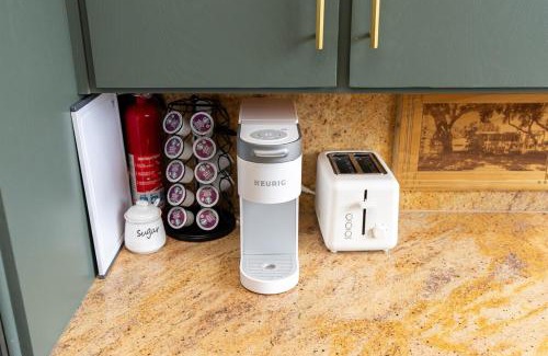 Atascadero House | Mid-Mod Hilltop Retreat Views & Local Wildlife