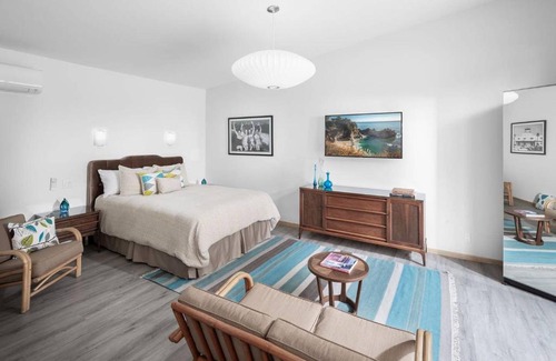 Bixby Knolls Apartment | Mid-Mod Retro Private Studio & Pool