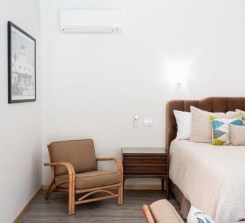 Bixby Knolls Apartment | Mid-Mod Retro Private Studio & Pool