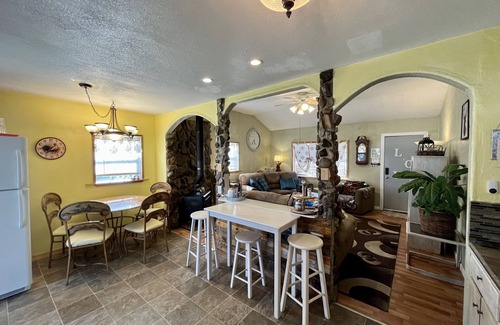 Tyrone House | Middle of town lodge style cottage