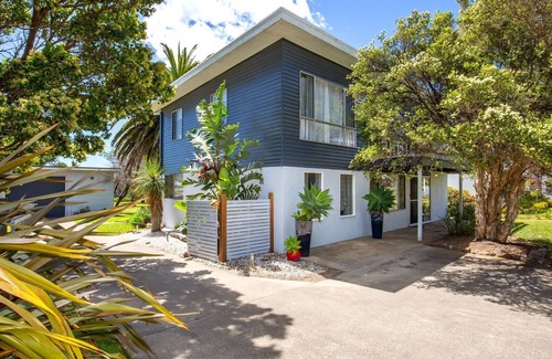 Culburra Beach House | Middle Sea - Pet Friendly - 5 Mins Walk to Beach