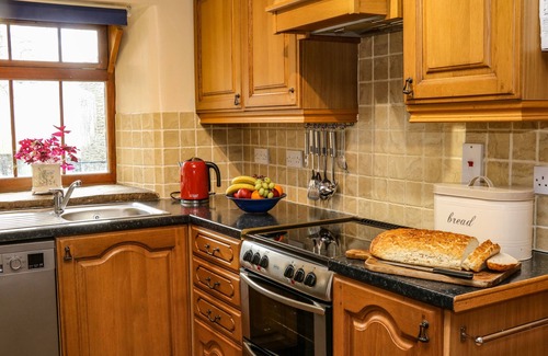 Peak District Cottage | MIDFEATHER COTTAGE, family friendly, with a garden in Edale