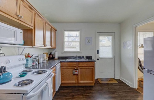 Midtown Apartment | Midtown Cottage walk to Overton Square!