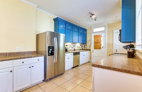 Crosstown House | Midtown Duplex 1 Mi to Memphis Zoo & Overton Park!