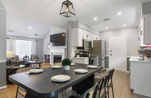 Savannah House | Midtown Savannah Gem Quiet and Close to Everything