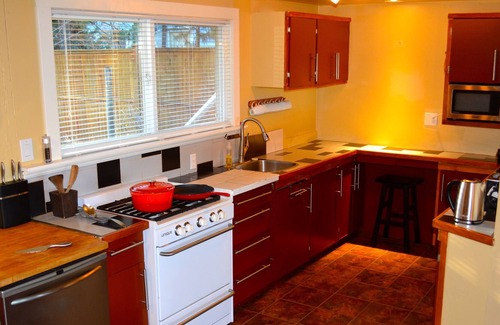 Comox House | Mile O'Sand Cottage on Kye Bay Beach Comox.