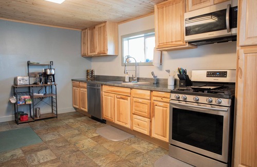 Milltown House | Mill town location by the river w/hot tub