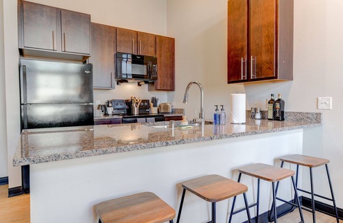 Westown Apartment | Milwaukee Classy 1BD 1BA Downtown Apartment