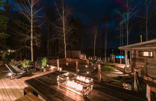 Loppi Ski Chalet | Minivilla Peikonpesä ulkoporeallas & pihasauna