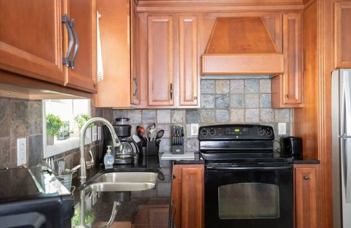 Forest Park House | Mins to 5-Points/Outdoor Awning-Highland Hideaway