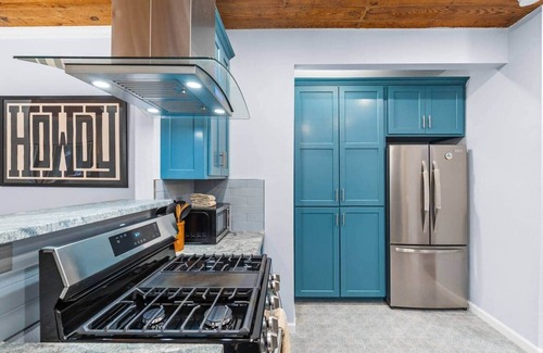 Highland Park House | Mins to Downtown | Chef's Kitchen | BBQ | Games