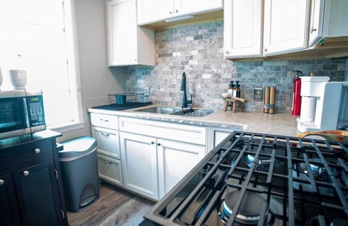 Burton House | Mins to Round Top, Retreat beneath the live oaks