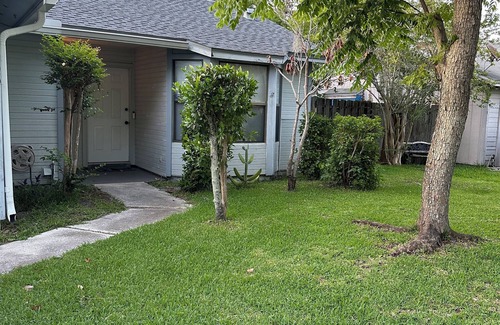 Golden Glades - The Woods House | Minutes away from Mayo Clinic, jax Beach, UNF, Ponte Vedra Beach, and PGA & TPC.