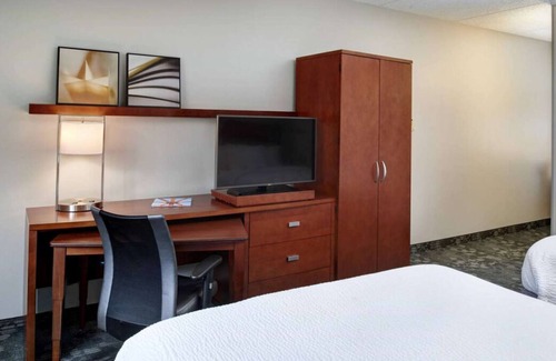 Brookfield House | Minutes from Endicott Park! 2 Spacious Units, Pets Allowed, Indoor Swimming Pool