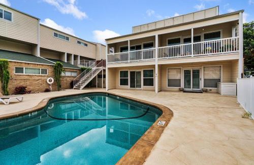 Riverside Apartment | Minutes to ACL Downtown Retreat - Pool & Lake Access