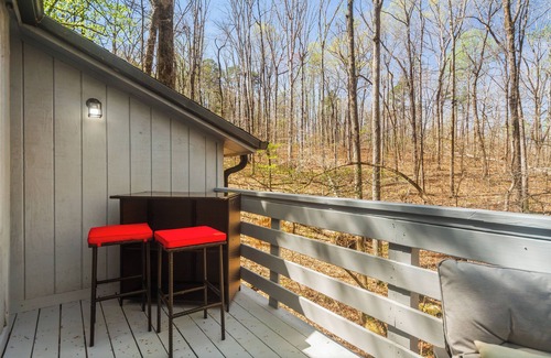 Westminster Cabin | Minutes To Clemson & Lake Hartwell + Hot Tub + Game Lounge + Private Views!