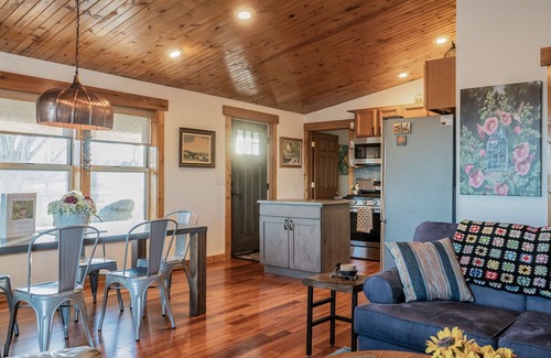 Hanover House | Minutes to Galena. Bird Cottage @ Sorriso Vineyard Galena Illinois
