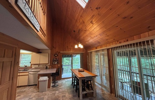 Eidelweiss Village House | Minutes to Sandy Beach, House w Firepit, Grill, 2 Kayaks and Screen Porch