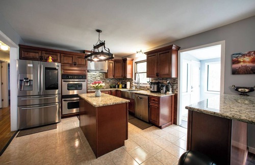 East Stroudsburg House | Minutes to ski Mountains, Hot-Tub & Sauna Getaway