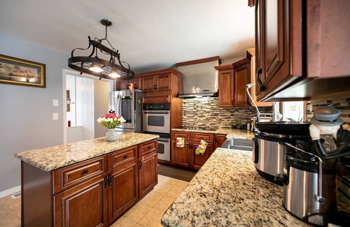 East Stroudsburg House | Minutes to ski Mountains, Hot-Tub & Sauna Getaway