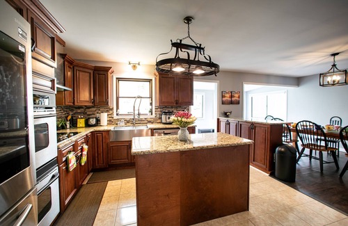 East Stroudsburg House | Minutes to ski Mountains, Hot-Tub & Sauna Getaway