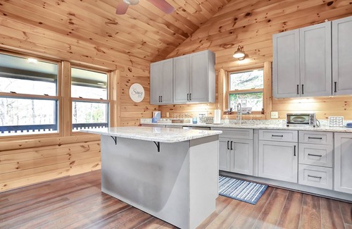 McHenry House | Minutes to Wisp! Renovated! Hot Tub! Fast Wi-Fi!