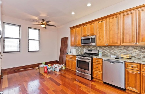 Lakeview Apartment | Minutes to Wrigley - Games - Patio - Sleeps 12