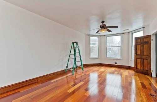 Lakeview Apartment | Minutes to Wrigley - Games - Patio - Sleeps 12