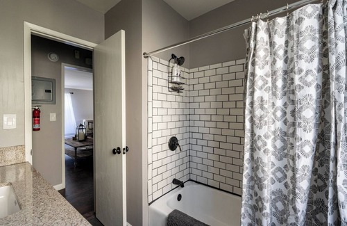 Mid-Wilshire Apartment | Miracle- Mile Beauty!