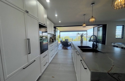 Mirrabooka House | Mirrabooka Magic - Luxury By The Lake