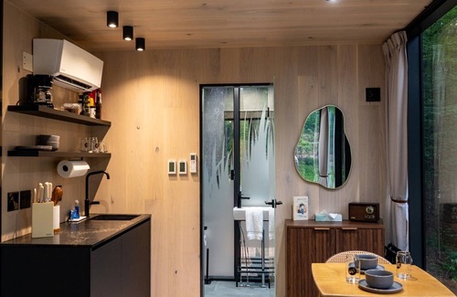 Laurelville House | Mirror, Mirror @ Muir | Luxe Stay Hot Tub/Fire Pit