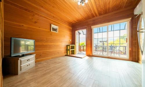 Miryang House | Miryang Pine Tree Pool Villa Pension