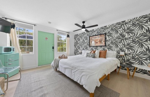 Victoria Park Hotel | MISS PIGGY SUITE at THE KarINN BOUTIQUE HOTEL - Downtown Ft Lauderdale 3