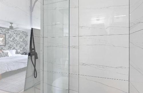 Victoria Park Hotel | MISS PIGGY SUITE at THE KarINN BOUTIQUE HOTEL - Downtown Ft Lauderdale 3