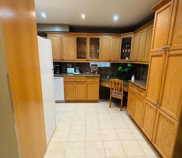 Mississauga House | Mississauga Family Suite for 4- 10 minutes to Sheridan, Amazon Warehouse, Plaza, Go