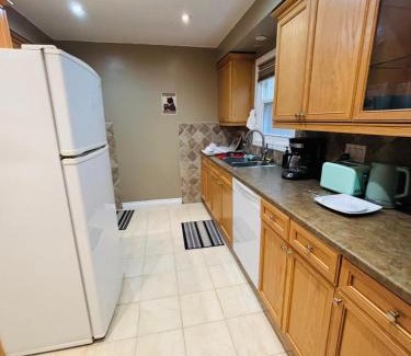 Mississauga House | Mississauga Family Suite for 4- 10 minutes to Sheridan, Amazon Warehouse, Plaza, Go