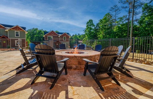 Gatlinburg - Pigeon Forge Ski Chalet | Misty Mountainside - Two Bedroom Chalet