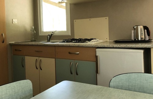 Gravieres House | Mobile Home 'Camping La Châtaigneraie' with Private Terrace, Private Garden and Wi-Fi