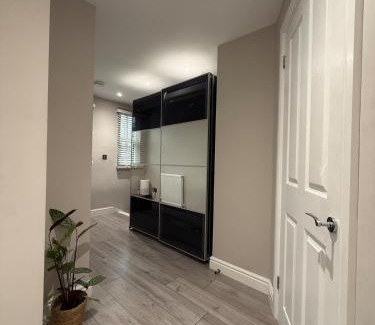 Walton-on-Thames Apartment | Modern 1 Bed Flat w-Garden Pets & Families Welcome