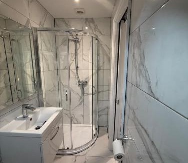 Walton-on-Thames Apartment | Modern 1 Bed Flat w-Garden Pets & Families Welcome
