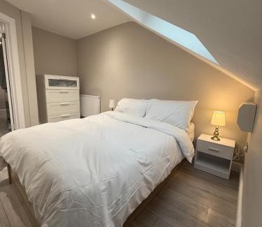 Walton-on-Thames Apartment | Modern 1 Bed Flat w-Garden Pets & Families Welcome