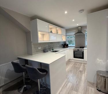Walton-on-Thames Apartment | Modern 1 Bed Flat w-Garden Pets & Families Welcome