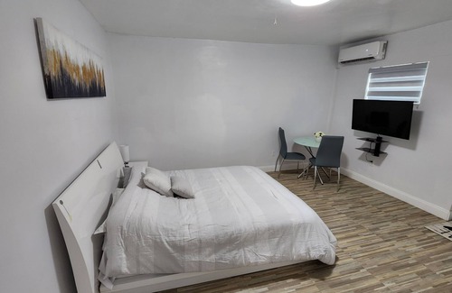 Hialeah House | Modern 1 Bedroom Suite With Shower Sauna & Patio