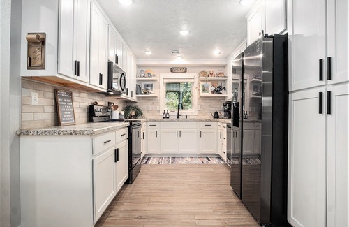 Madison House | Modern 1 Level - King Bed Primary Suite - 3 TVs - Private Fenced Yard