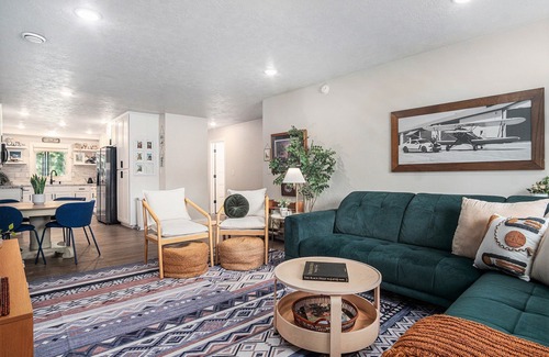 Madison House | Modern 1 Level - King Bed Primary Suite - 3 TVs - Private Fenced Yard