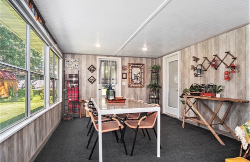 Madison House | Modern 1 Level - King Bed Primary Suite - 3 TVs - Private Fenced Yard